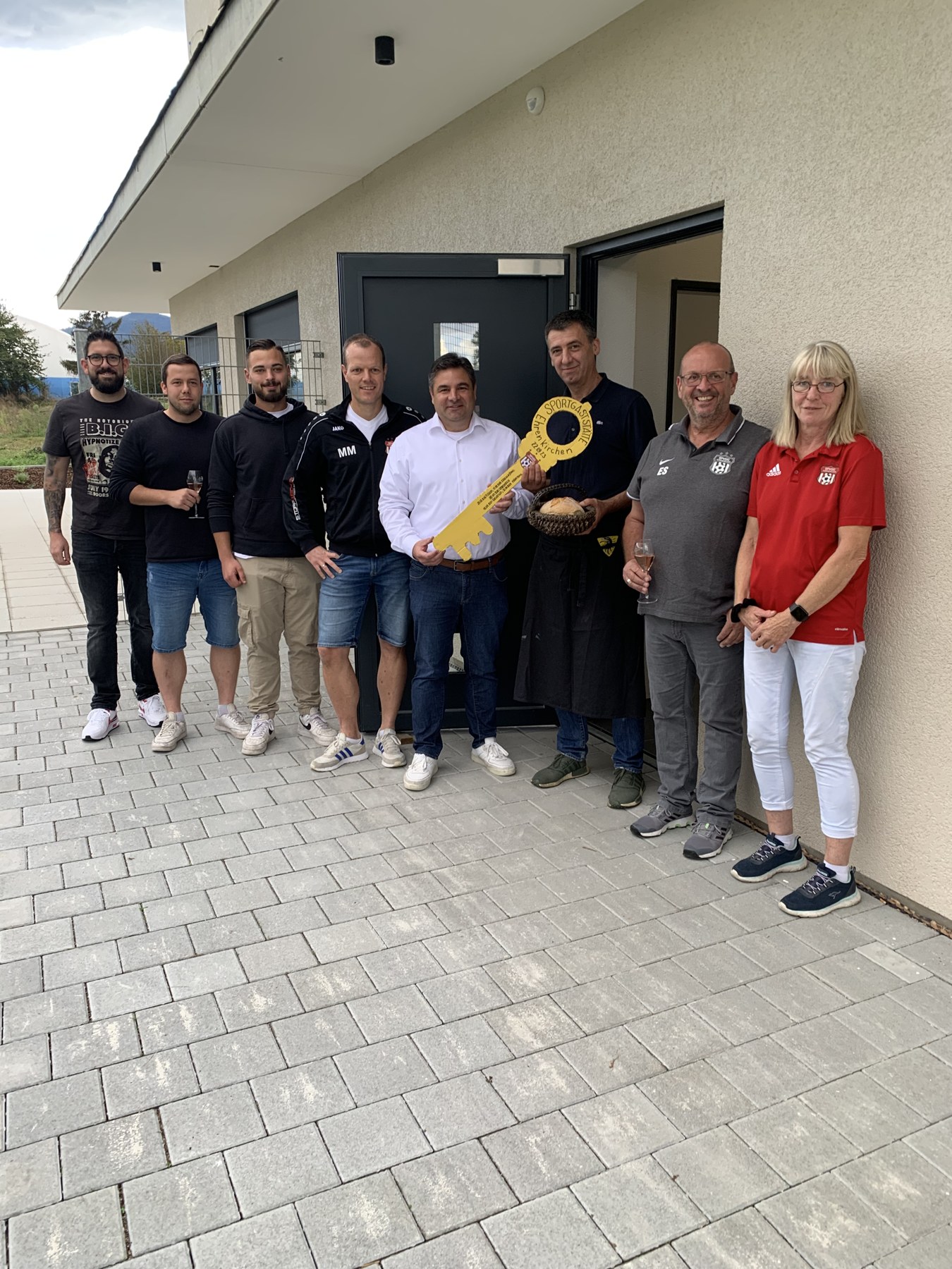 Schlüsselübergabe zur Eröffnung der Sportgaststätte der SPVGG Ehrenkirchen